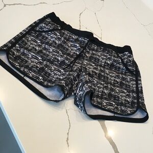 Lands End Running Swimming 12 Women's Black and White Patterned Shorts